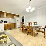 The Harrison Home - 3 Bedroom Gem - Smart Tvs